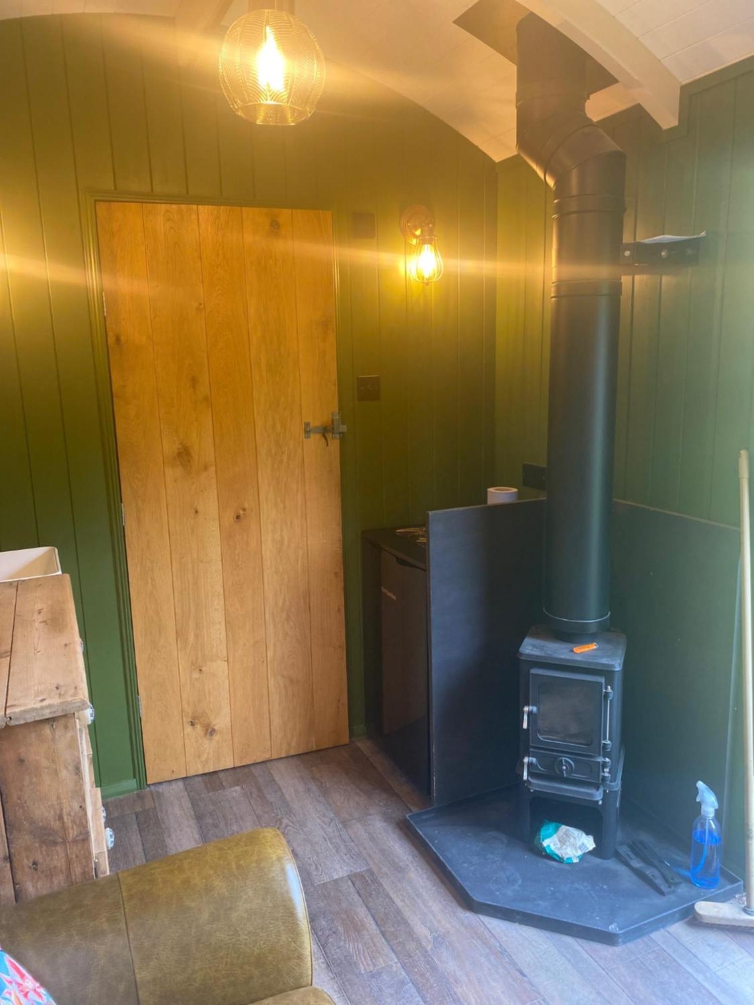 The Goose Nest Luxury Lakeside Shepherd Hut In Cardinham Woods, Cornwall エクステリア 写真