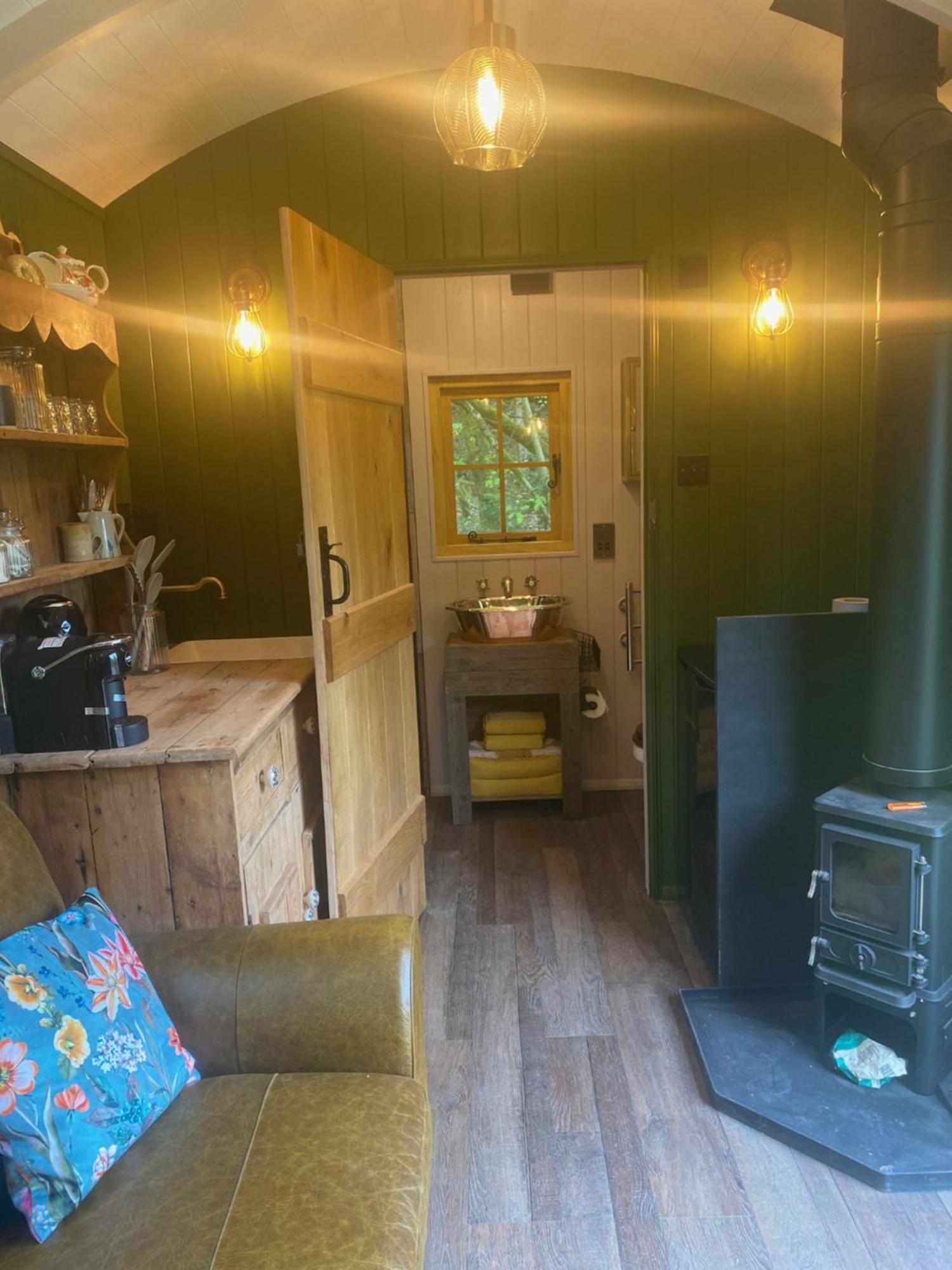 The Goose Nest Luxury Lakeside Shepherd Hut In Cardinham Woods, Cornwall エクステリア 写真