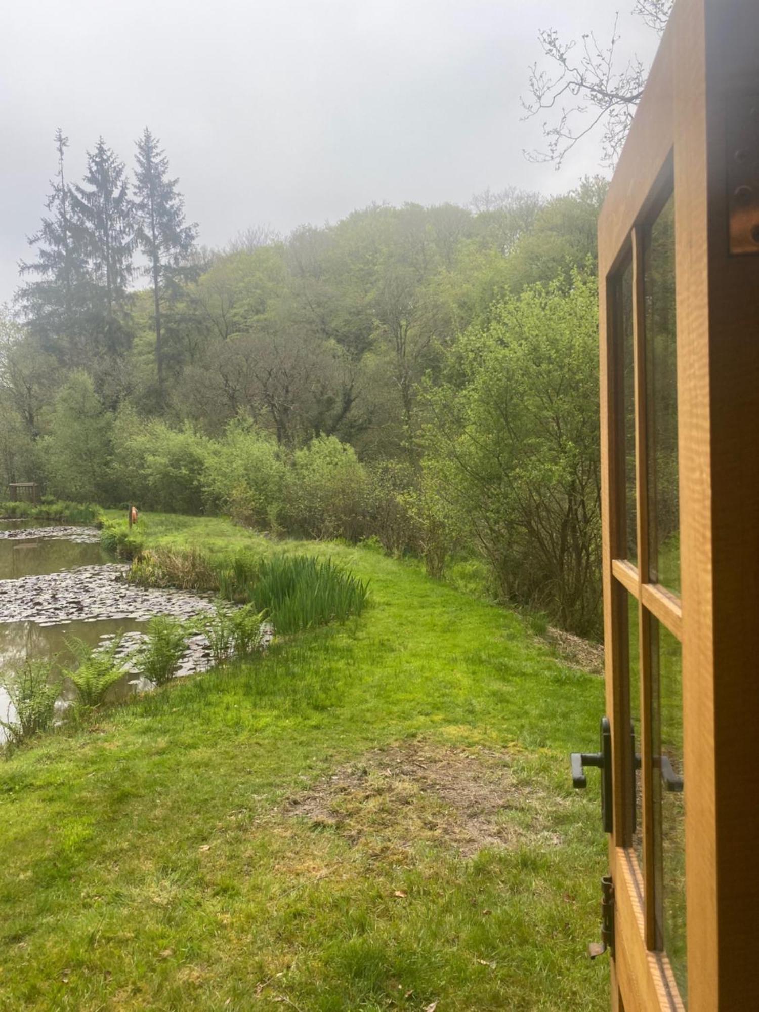 The Goose Nest Luxury Lakeside Shepherd Hut In Cardinham Woods, Cornwall エクステリア 写真