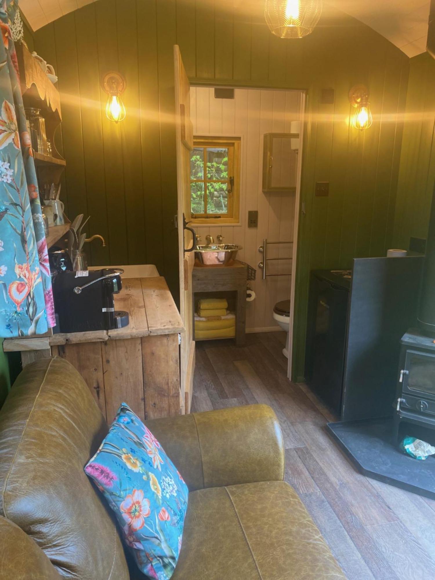 The Goose Nest Luxury Lakeside Shepherd Hut In Cardinham Woods, Cornwall エクステリア 写真