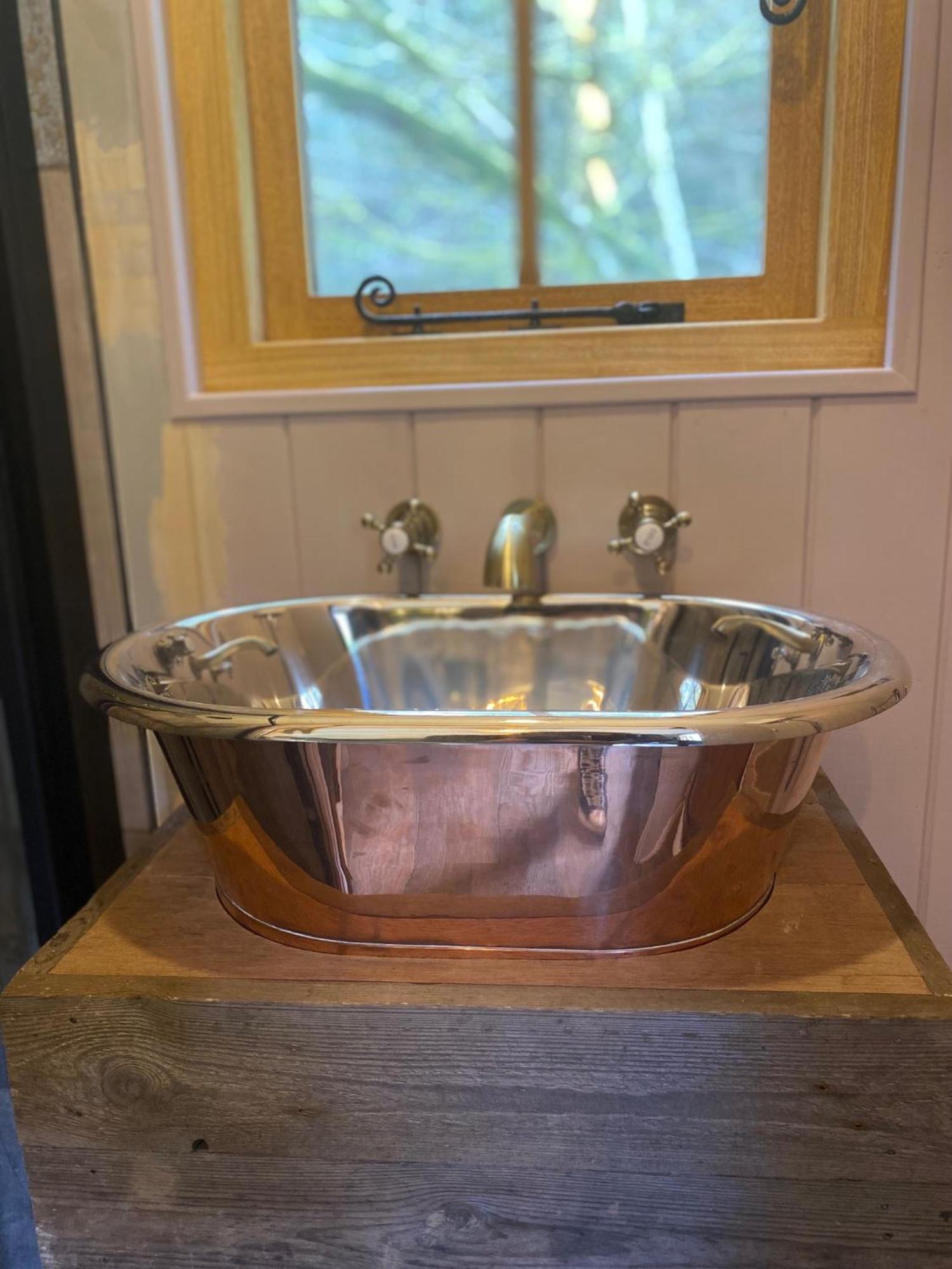 The Goose Nest Luxury Lakeside Shepherd Hut In Cardinham Woods, Cornwall エクステリア 写真