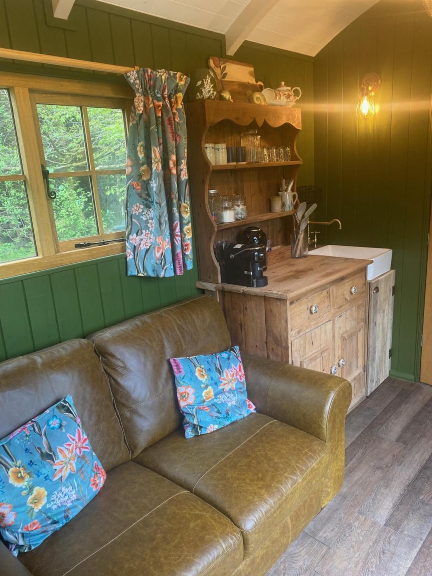 The Goose Nest Luxury Lakeside Shepherd Hut In Cardinham Woods, Cornwall エクステリア 写真